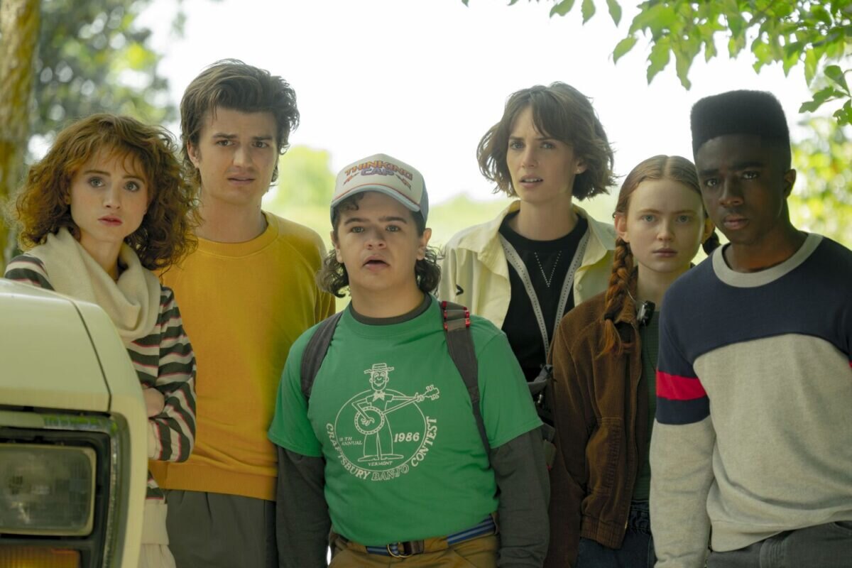 Natalia Dyer, Joe Keery, Gaten Matarazzo, Maya Hawke, Sadie Sink a Caleb McLaughlin ve fantasy hitu Stranger Things.