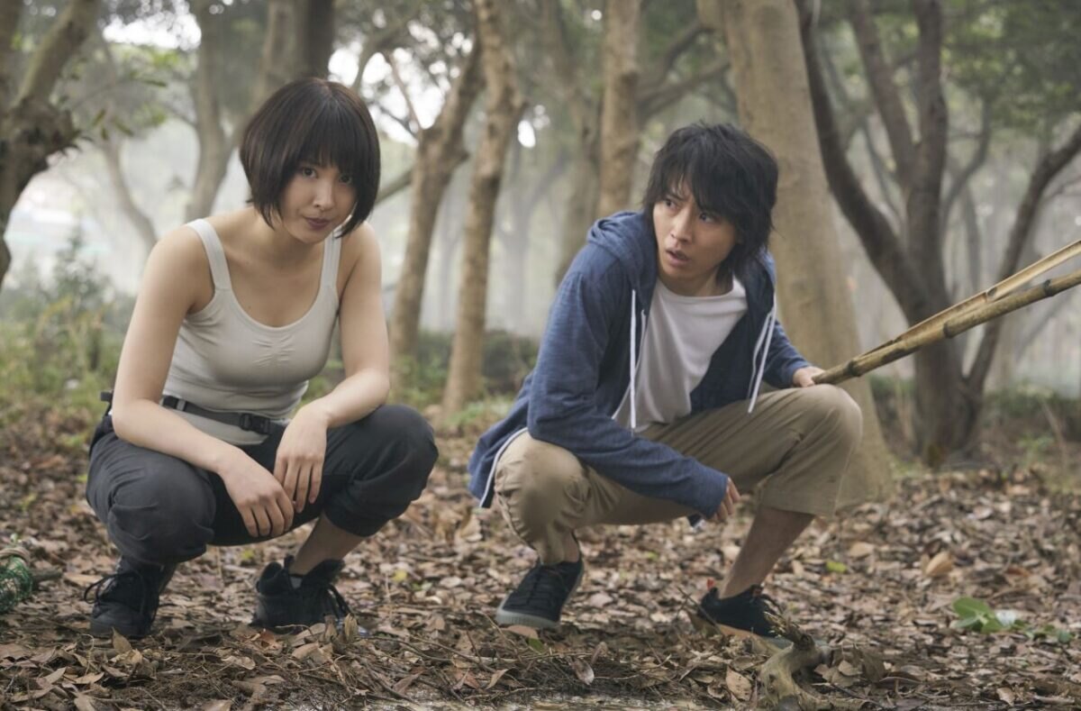 Tao Tsuchiya jako Usagi a Kento Yamazaki jako Arisu z Alice in Borderland