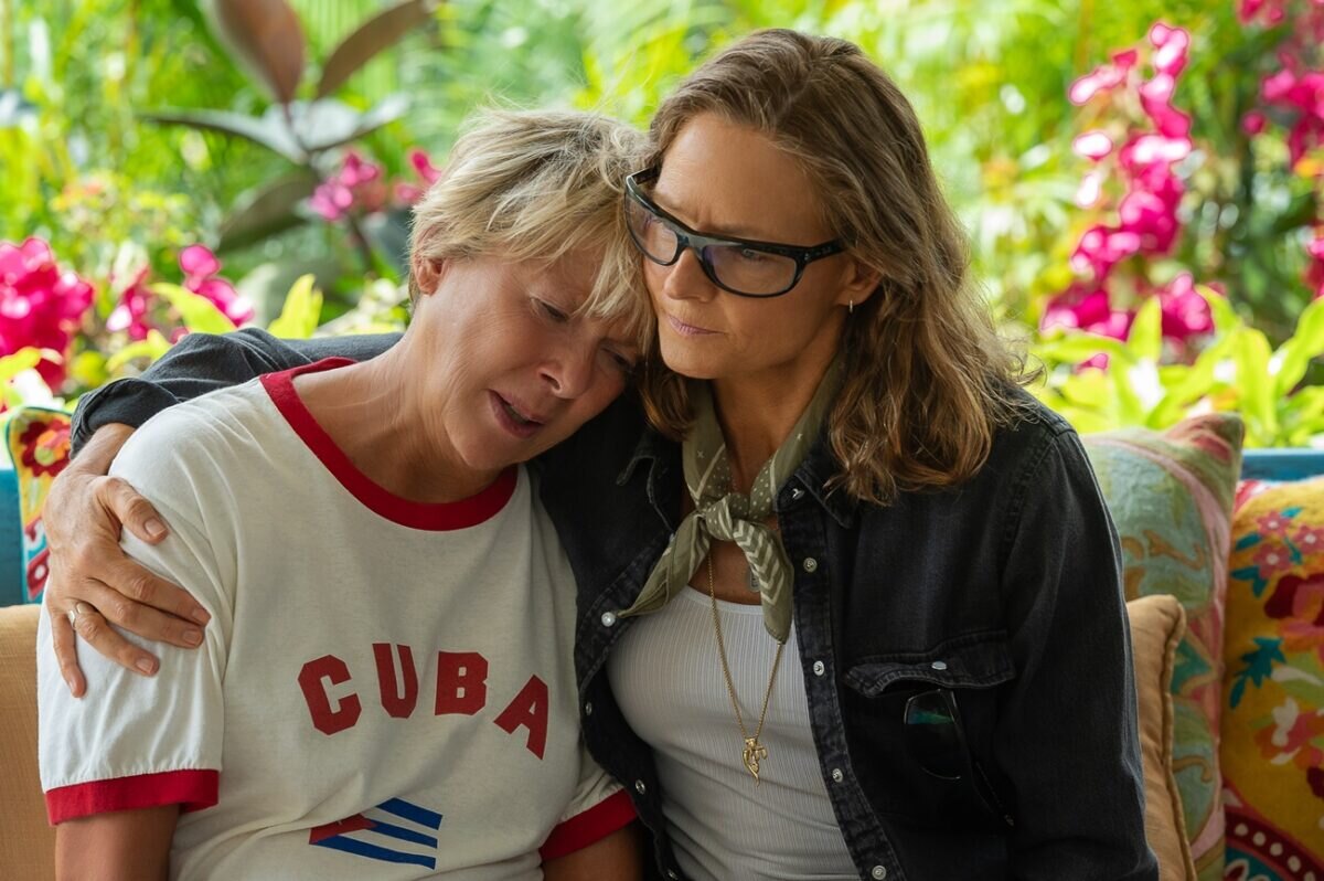 Annette Bening jako Diana Nyad a Jodie Foster jako Bonnie Stoll ve filmu NYAD.