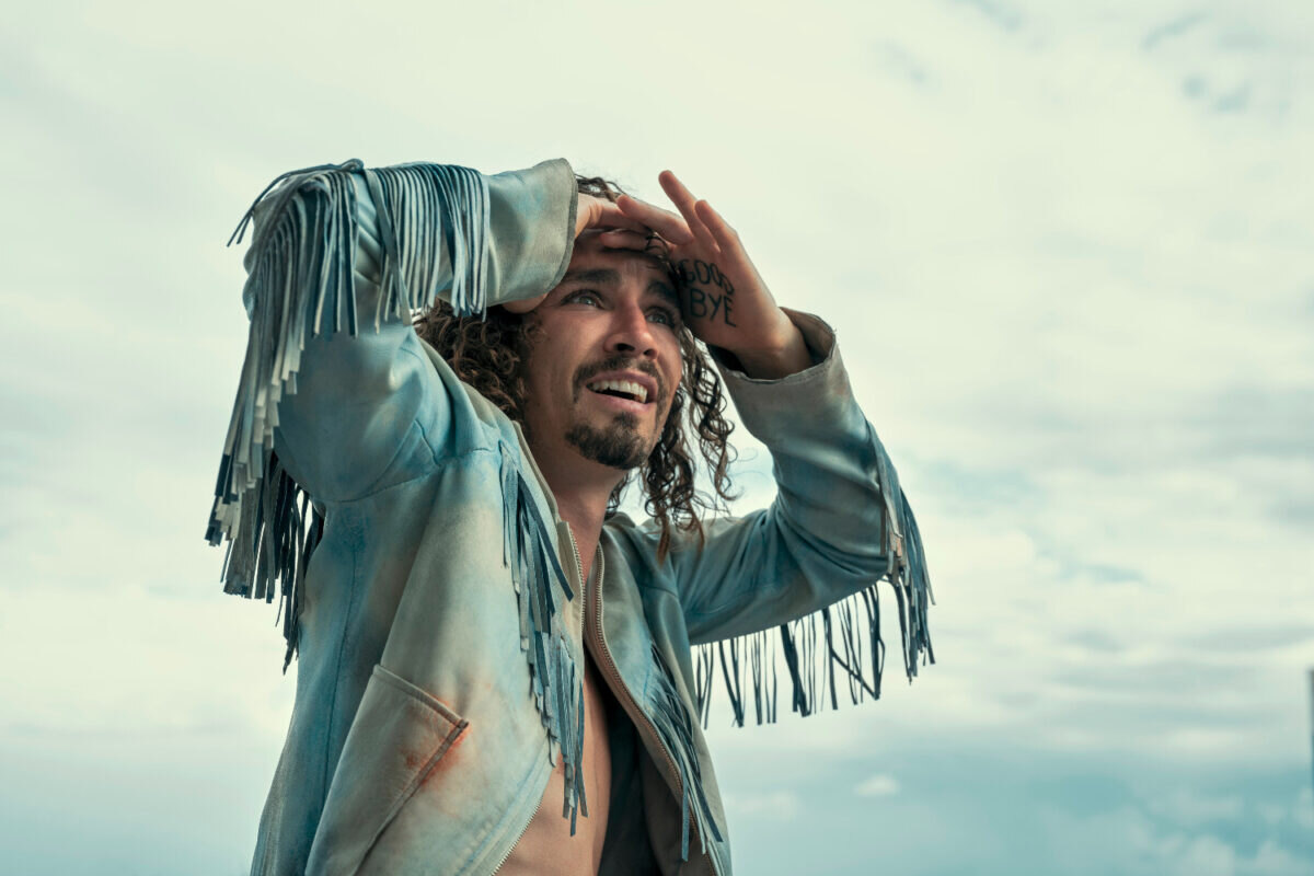 Robert Sheehan jako Čtyřka v seriálu Umbrella Academy.