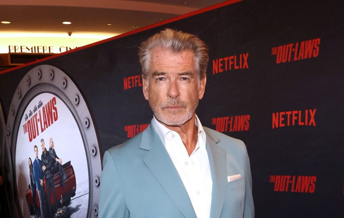 Pierce Brosnan na premiéře komedie Tchán s tchyní jsou psanci.