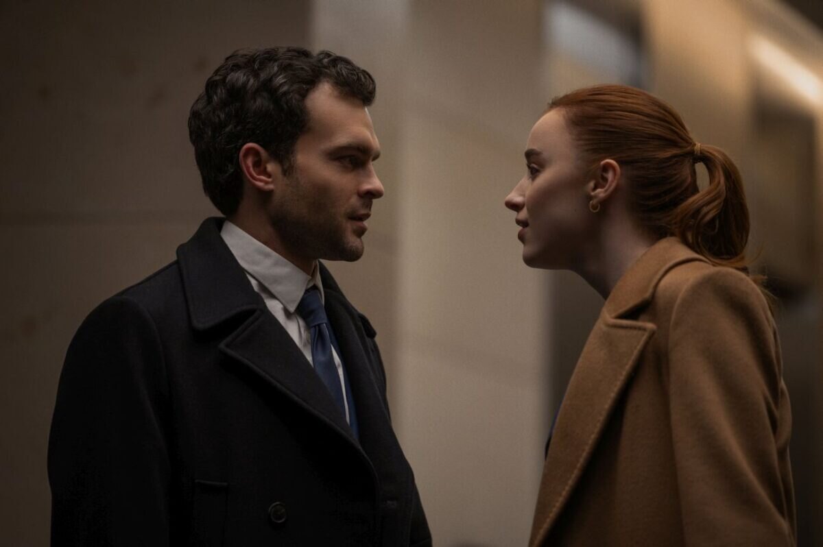 Alden Ehrenreich jako Luke a Phoebe Dynevor jako Emily v thrilleru Fair Play (Fér hra).