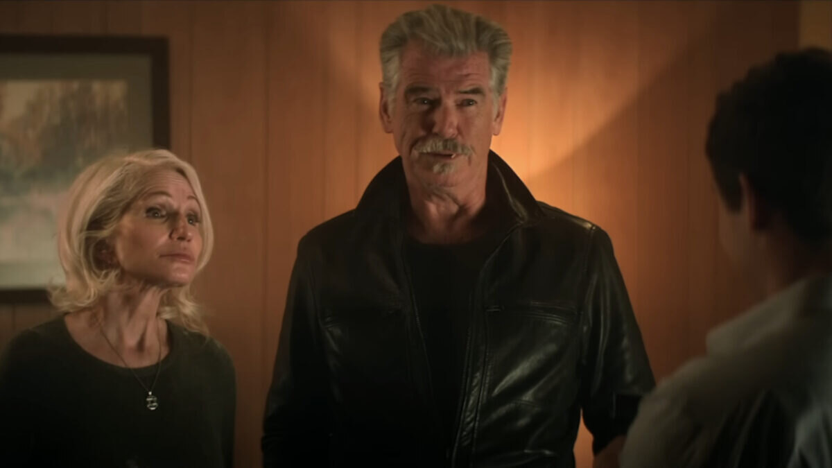 Pierce Brosnan a Ellen Barkin v komedii Tchán s tchyní jsou psanci.