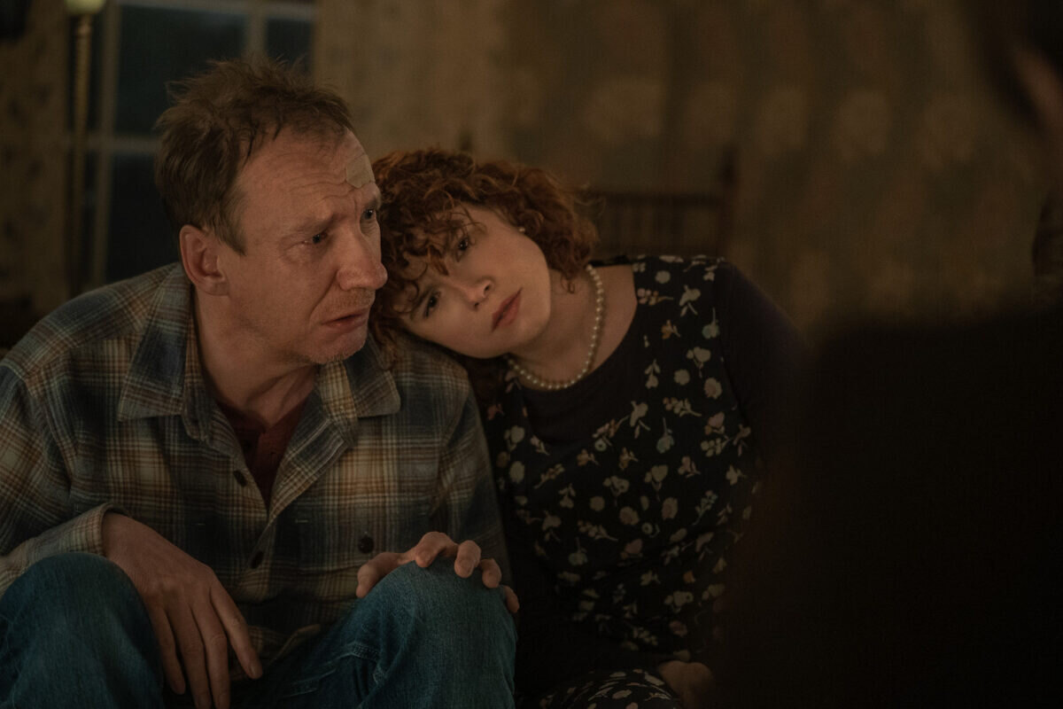 David Thewlis a Jessie Buckley ve snímku Asi to ukončím.