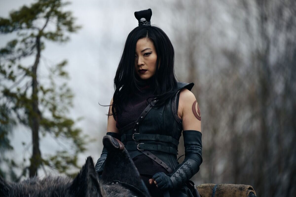 Arden Cho jako June v seriálu Avatar: Legenda o Aangovi.