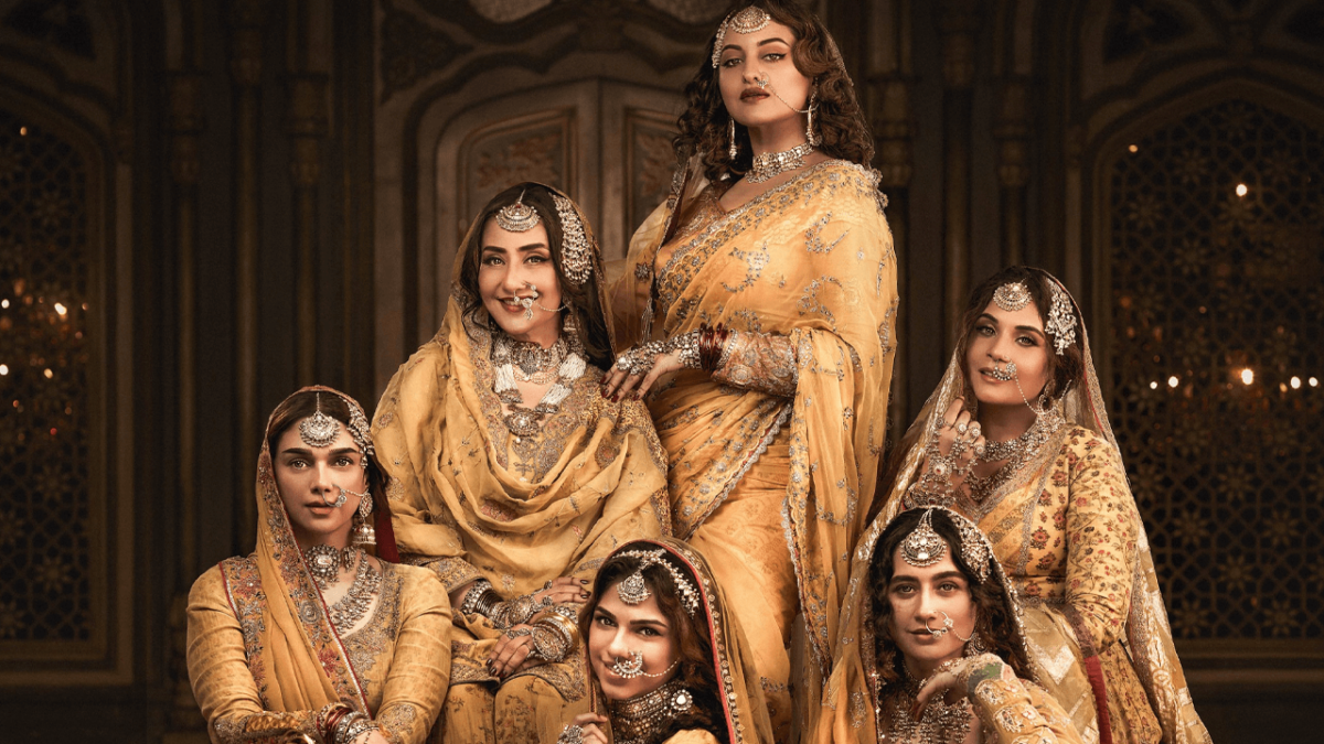 Kurtizány ze seriálu Hiramandi. Manisha Koirala, Sonakshi Sinha, Aditi Rao Hydari, Richa Chadha, Sharmin Segal a Sanjeeda Sheikh.