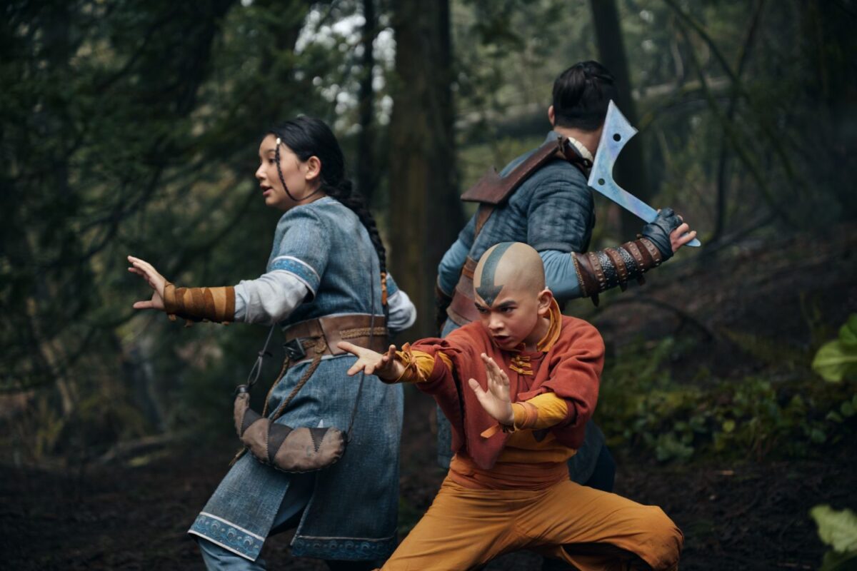 Kiawentiio jako Katara, Gordon Cormier jako Aang a Ian Ousley jako Sokka v hrané adaptaci Avatar: Legenda o Aangovi.