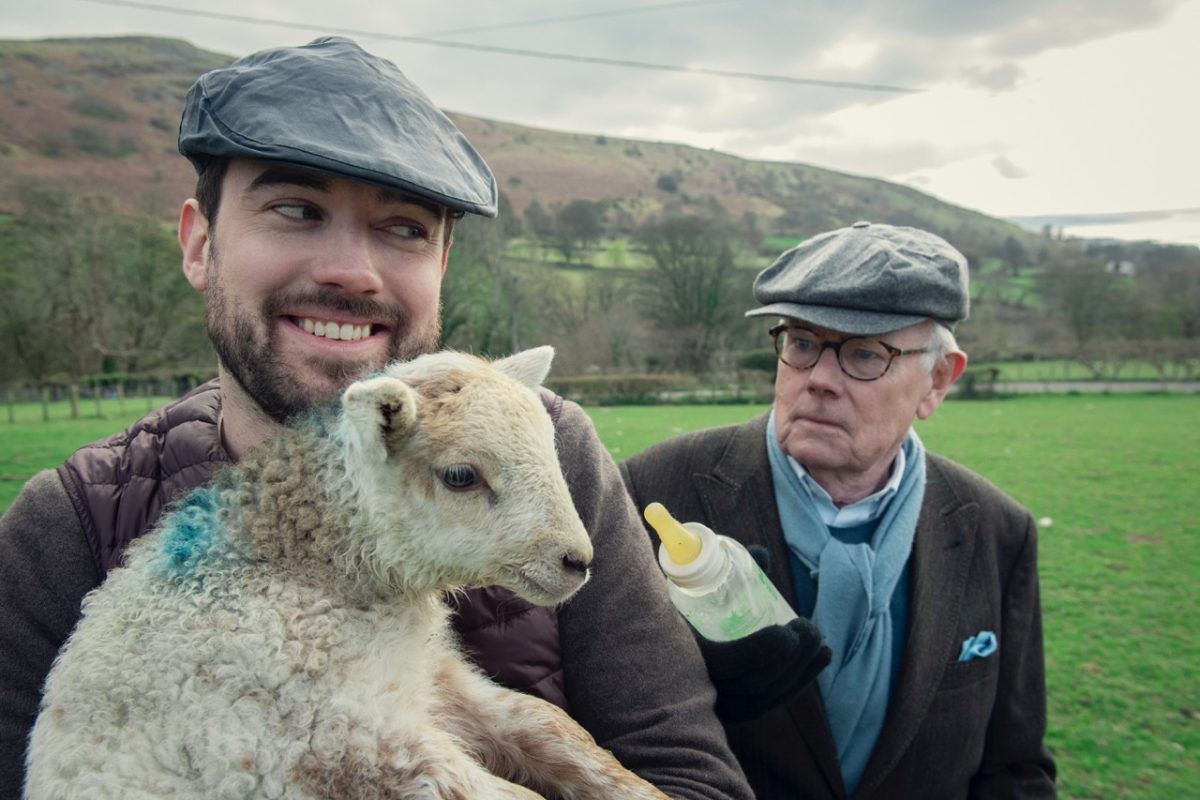 Jack Whitehall a jeho otec Michael Whitehall v seriálu S tátou na cestách.