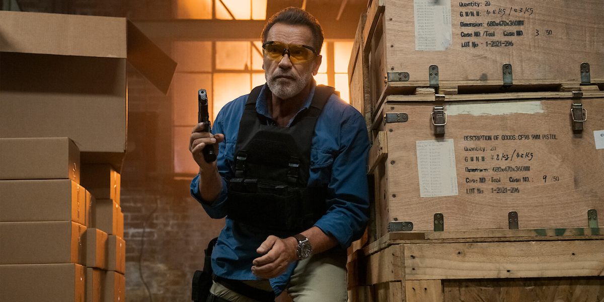 Záběry z akční komedie Netflix v čele s Arnoldem Schwarzeneggerem FUBAR (2023).