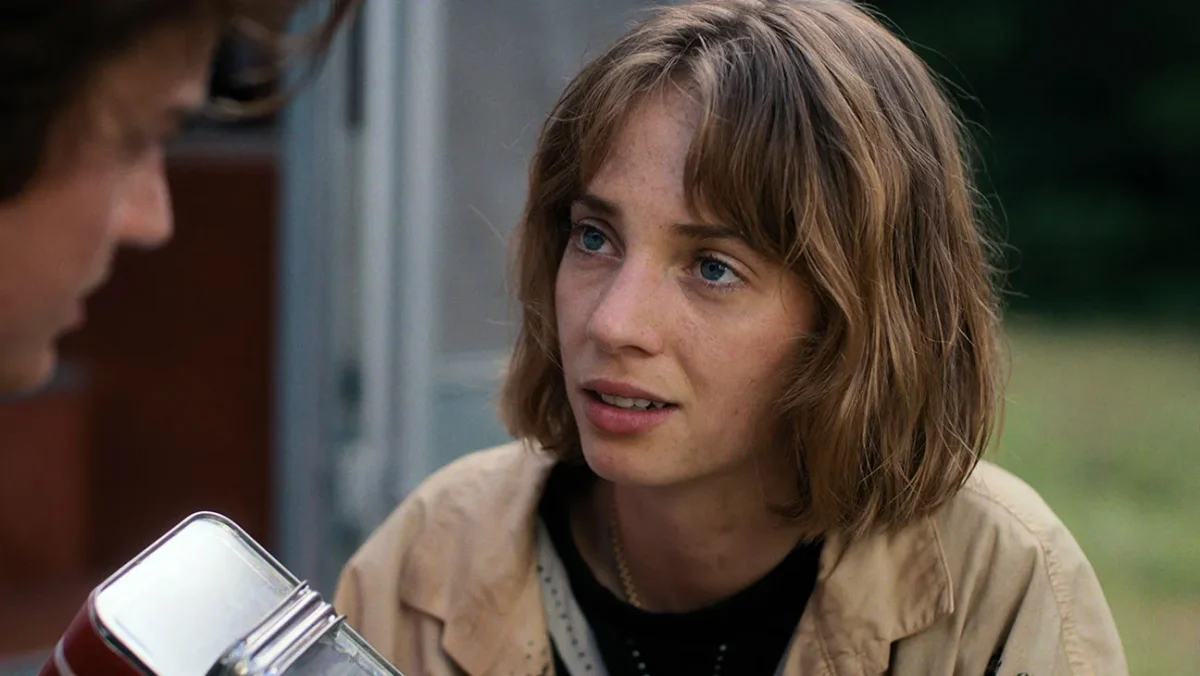 Herečka Maya Hawke v seriálu Stranger Things hraje Robin Buckley.