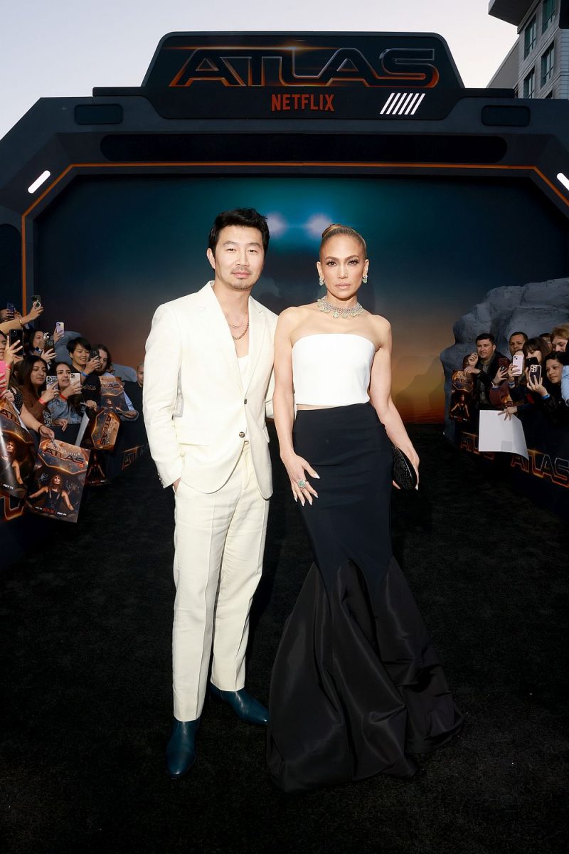 Simu Liu a Jennifer Lopez na premiéře filmu Atlas