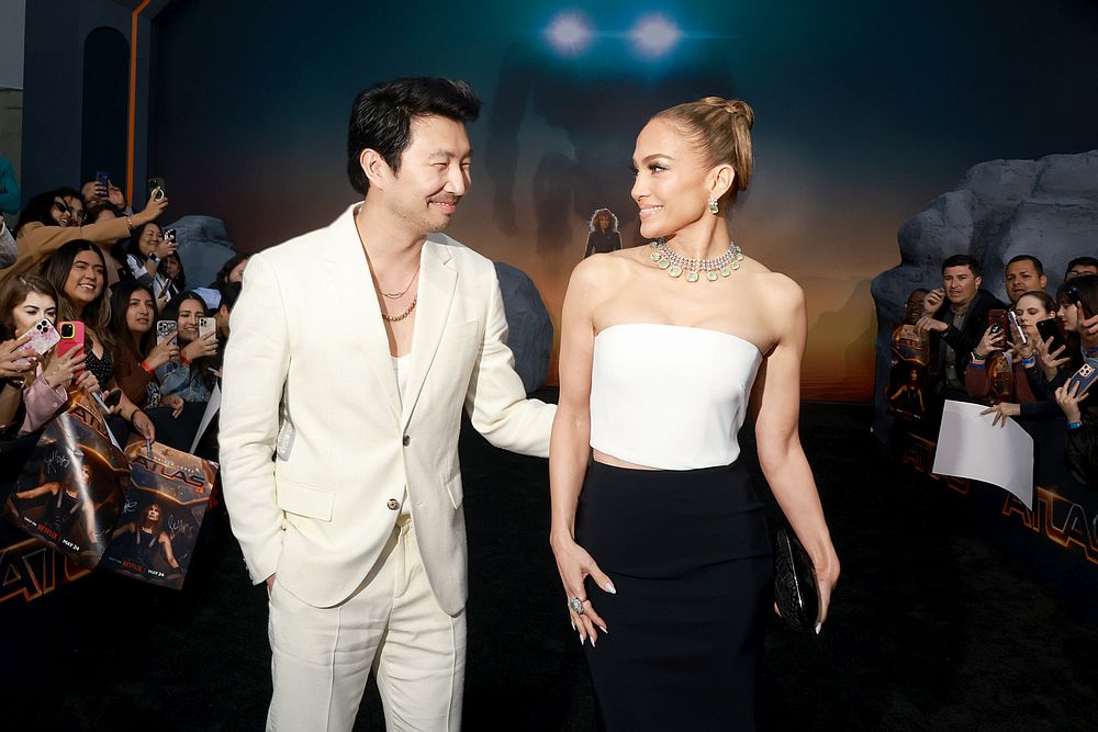 Simu Liu a Jennifer Lopez na premiéře filmu Atlas