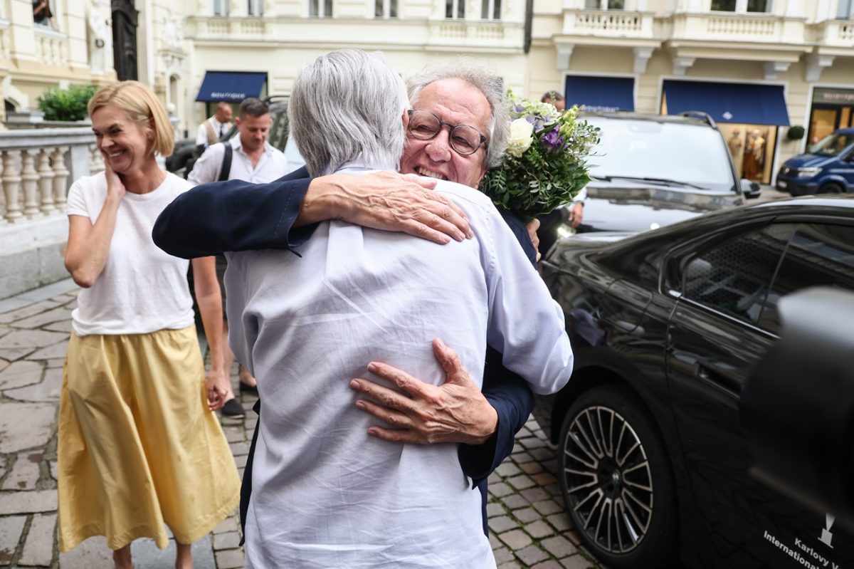Geoffrey Rush se objímá s Jiřím Bartoškou