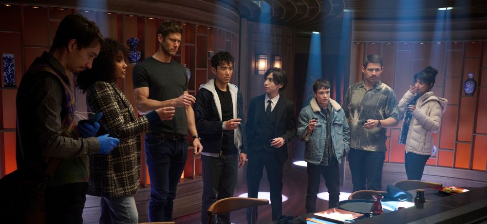 The Umbrella Academy. (L to R) Robert Sheehan as Klaus Hargreeves, Emmy Raver-Lampman as Allison Hargreeves, Tom Hopper as Luther Hargreeves, Justin H. Min as Ben Hargreeves, Aidan Gallagher as Number Five, Elliot Page as Viktor Hargreeves, David Castañeda as Diego Hargreeves, Ritu Arya as Lila Pitts in episode 401 of The Umbrella Academy. Cr. 