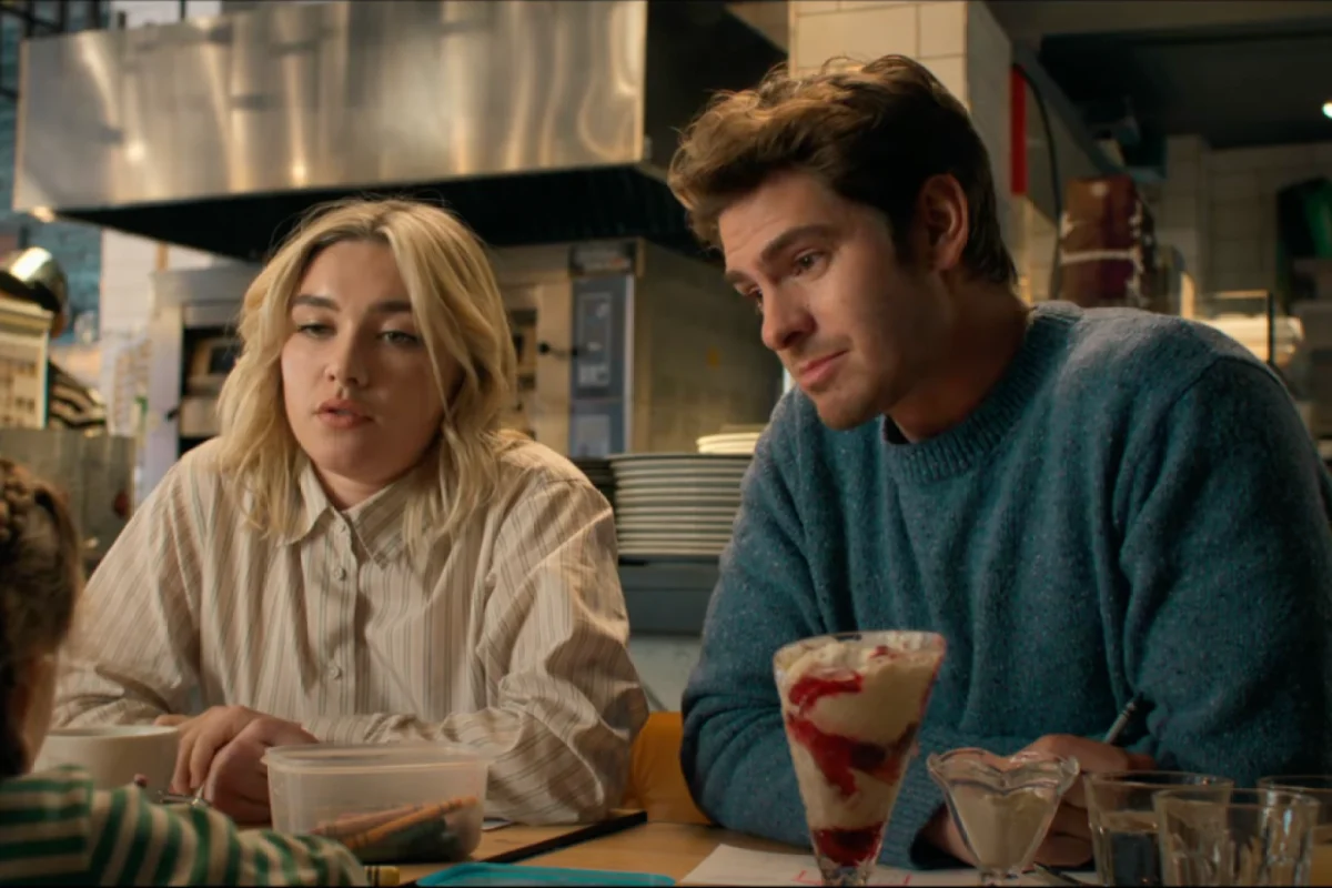 Florence Pugh a Andrew Garfield v novém romantickém filmu We Live in Time.