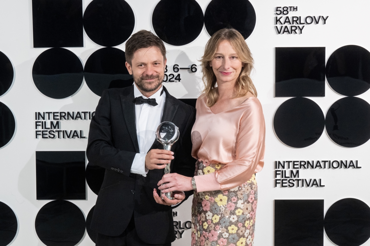 Producentka Monika Kristl s reřisérem Jiřím Mádlem a Diváckou cenou, kterou za film Vlny na karlovarském festivalu získali