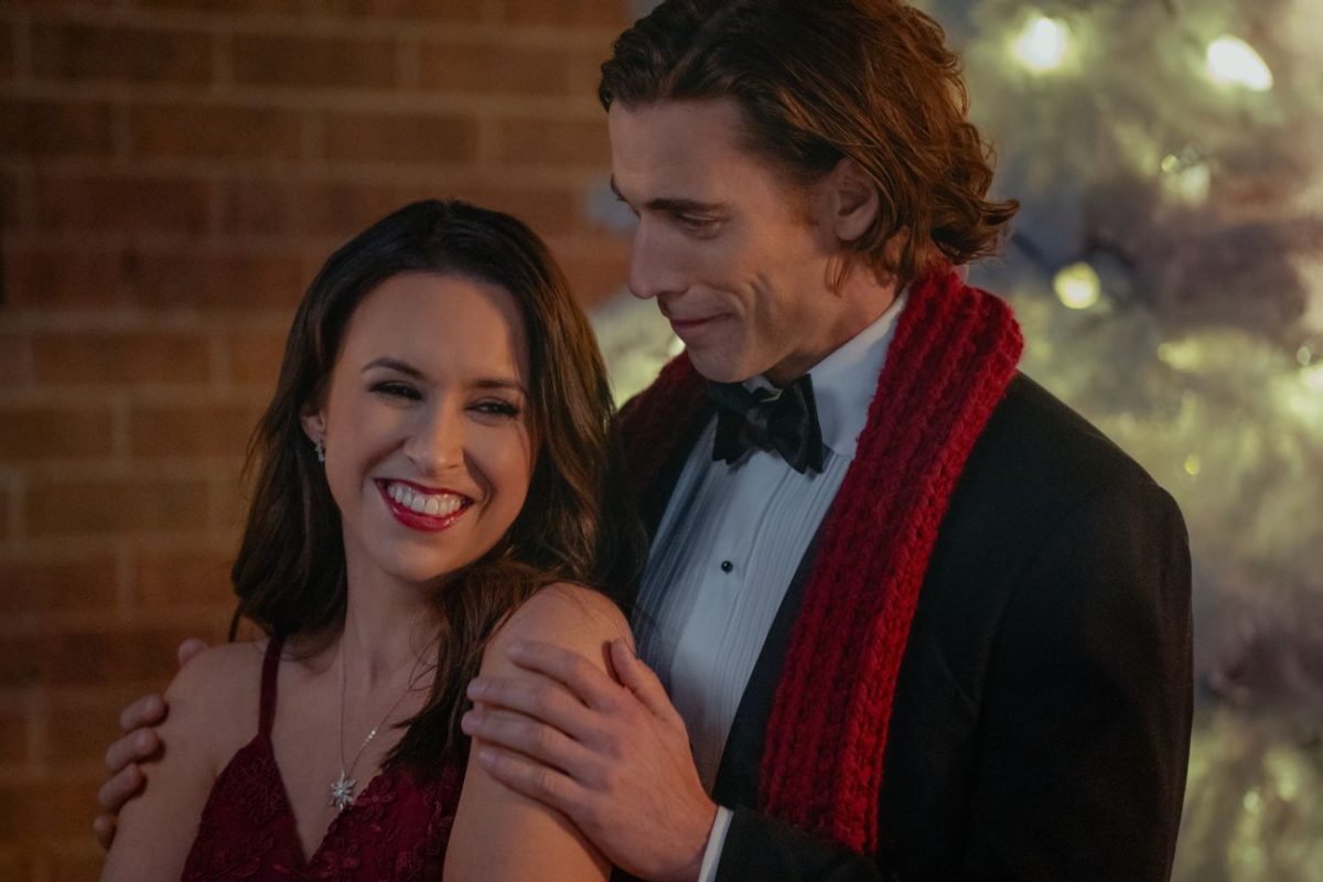 Hot Frosty. (L-R) Lacey Chabert as Kathy Barrett and Dustin Milligan as Jack Snowman in Hot Frosty.