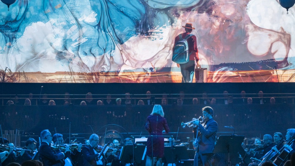 Grammy oceněná skladatelka Nan Schwartz diriguje skladbu z filmu Pošťák