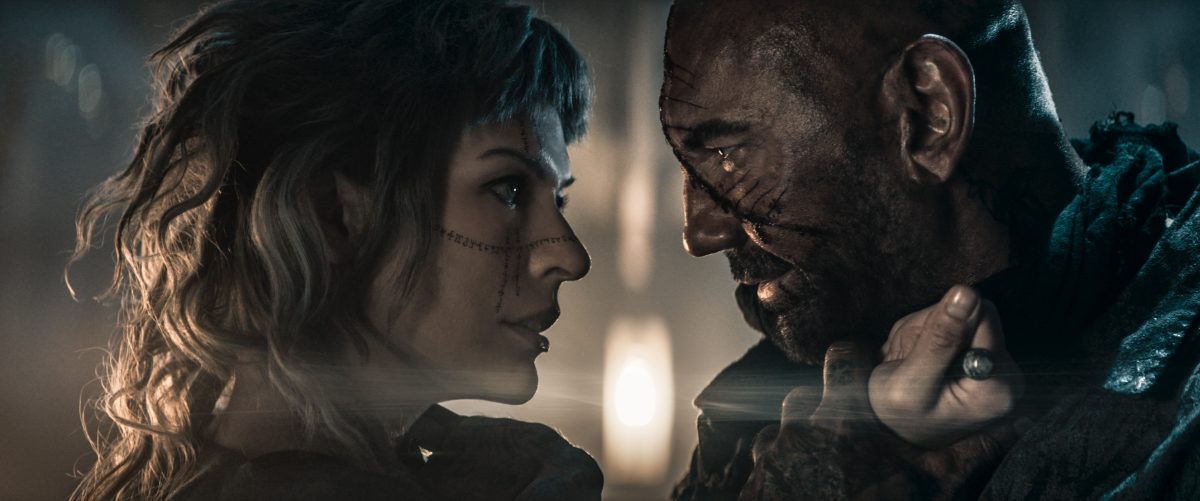 Milla Jovovich a Dave Bautista v novince Čarodějnice a lovec (2025).