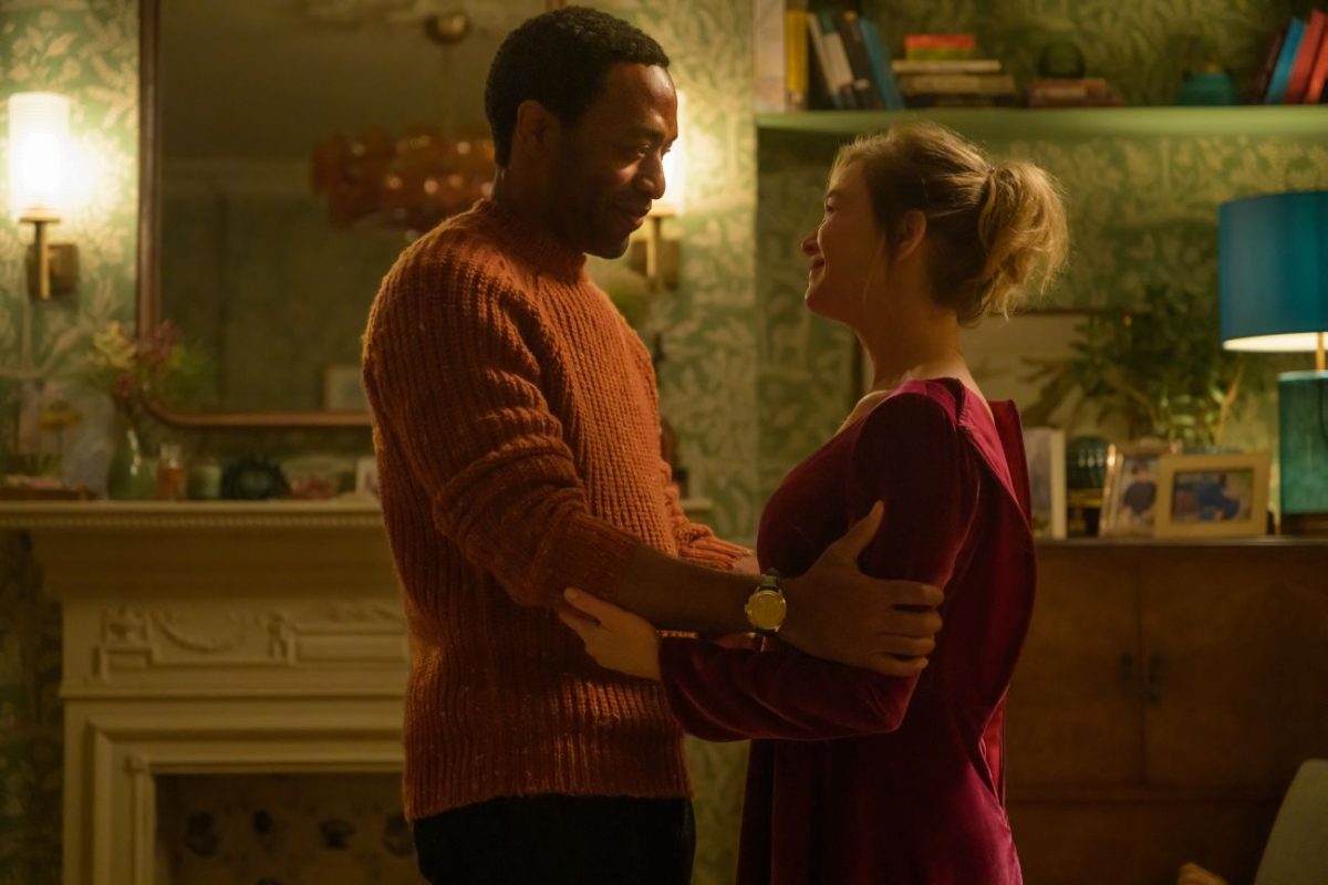 (from left) Mr. Walliker (Chiwetel Ejiofor) and Bridget Jones (Renée Zellweger) in Bridget Jones: Mad About the Boy, directed by Michael Morris.