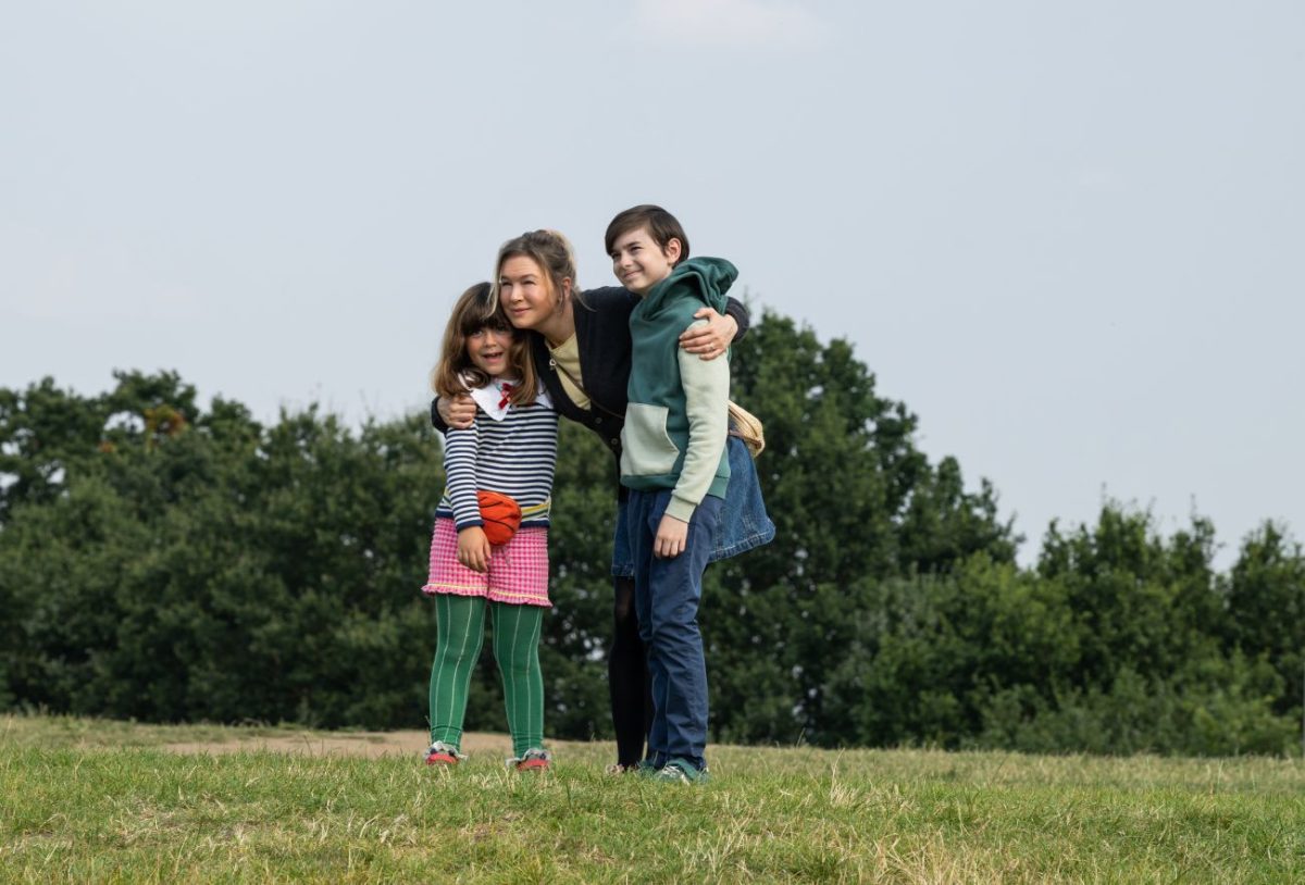 (from left) Mabel Darcy (Mila Jankovic), Bridget Jones (Renée Zellweger) and Billy Darcy (Casper Knopf) in Bridget Jones: Mad About the Boy, directed by Michael Morris.