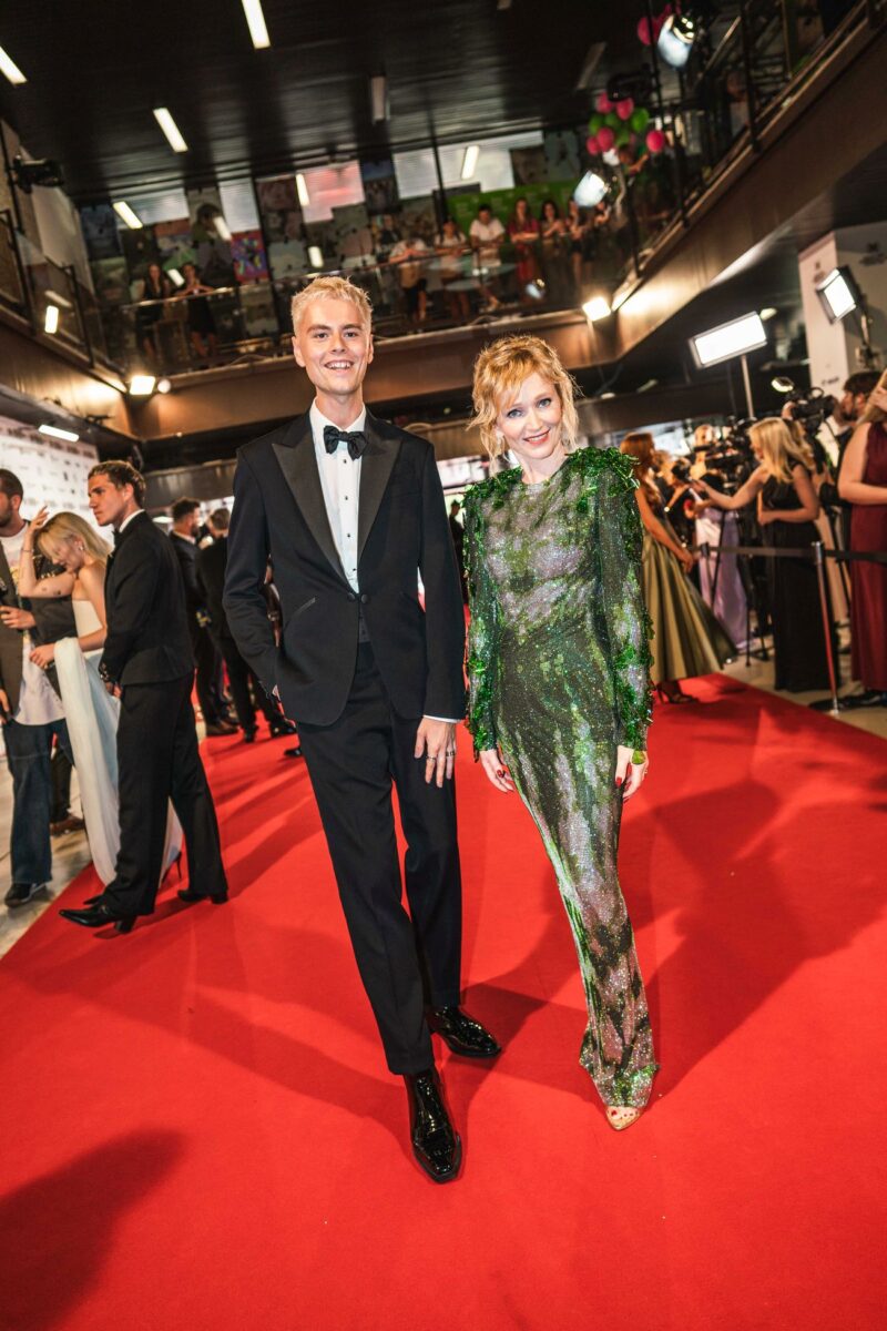 Aňa Geislerová v Karlových Varech v šatech Pilsner Urquell