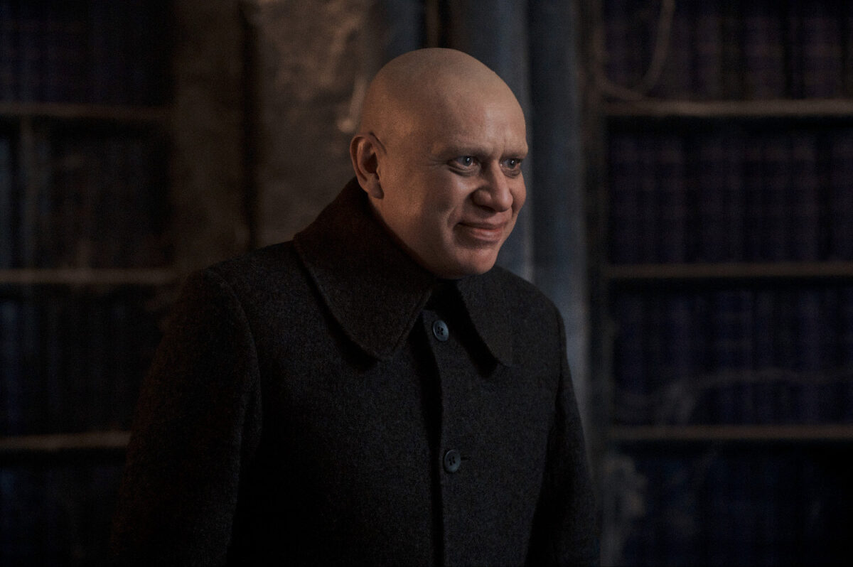 Fred Armisen jako strýček Fester v seriálu Wednesday