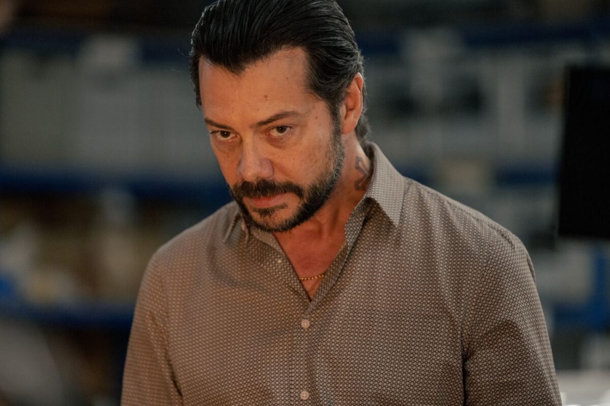Alvaro Morte as Rafael in episode 02 of DOS TUMBAS