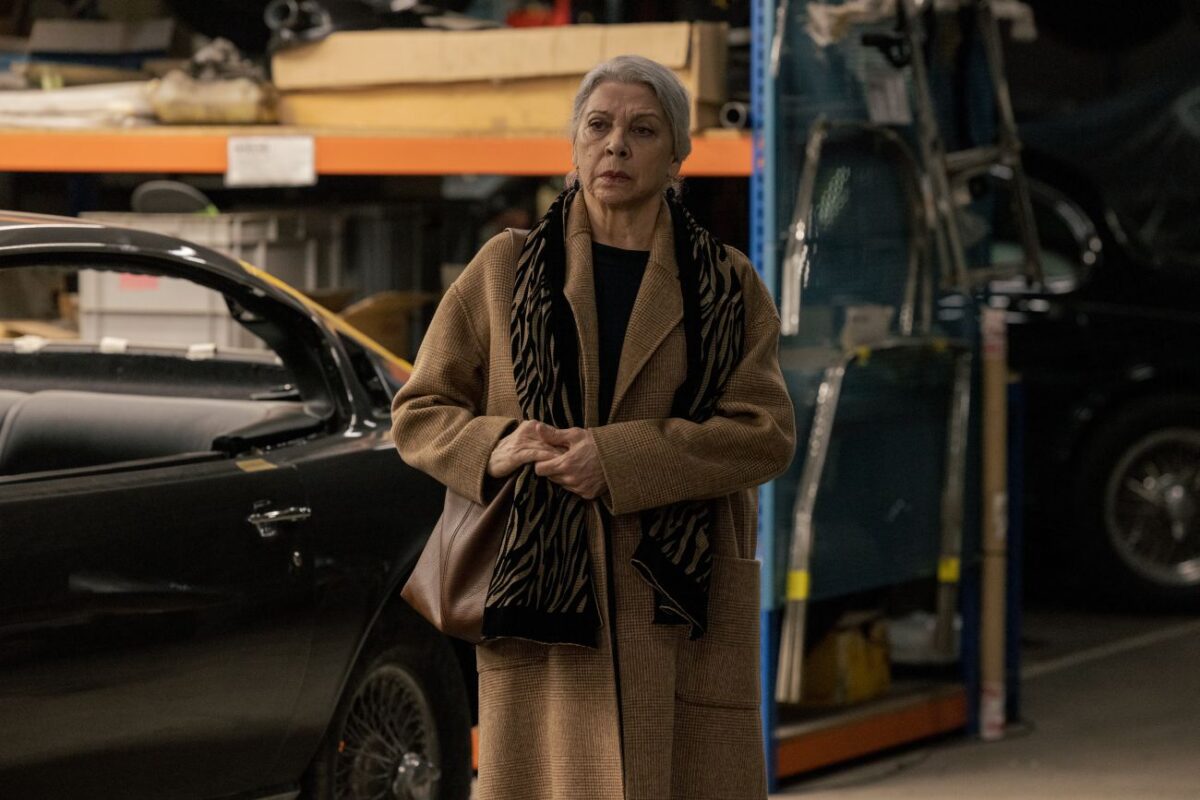 Kiti Manver as Isabel in episode 02 of DOS TUMBAS