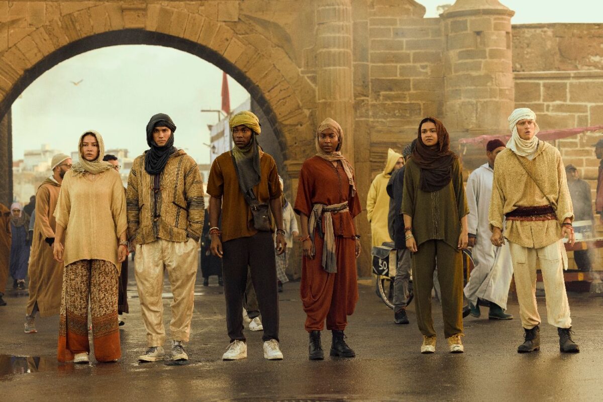 Outer Banks. (L to R) Madelyn Cline as Sarah Cameron, Chase Stokes as John B, Jonathan Daviss as Pope, Carlacia Grant as Cleo, Madison Bailey as Kiara, Rudy Pankow as JJ
