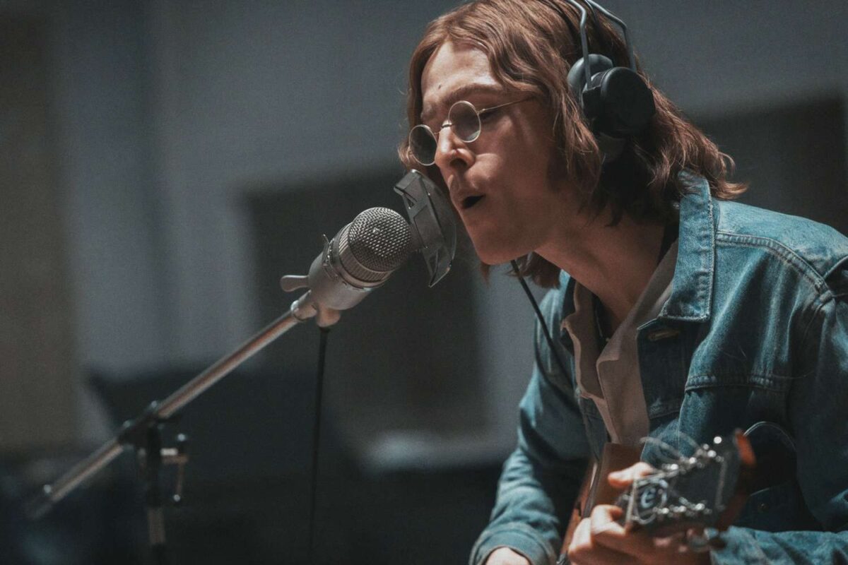 Harris Dickinson jako John Lennon.