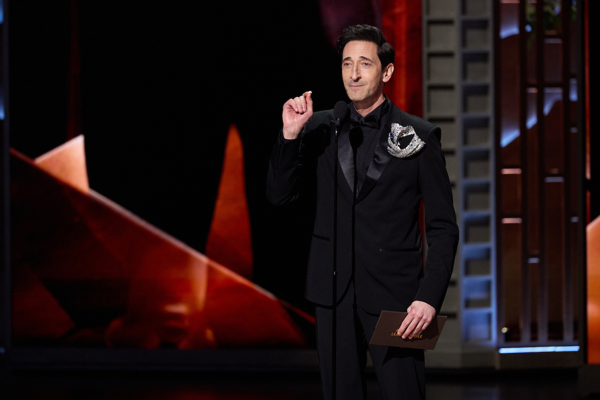 Adrien Brody presents the Oscar