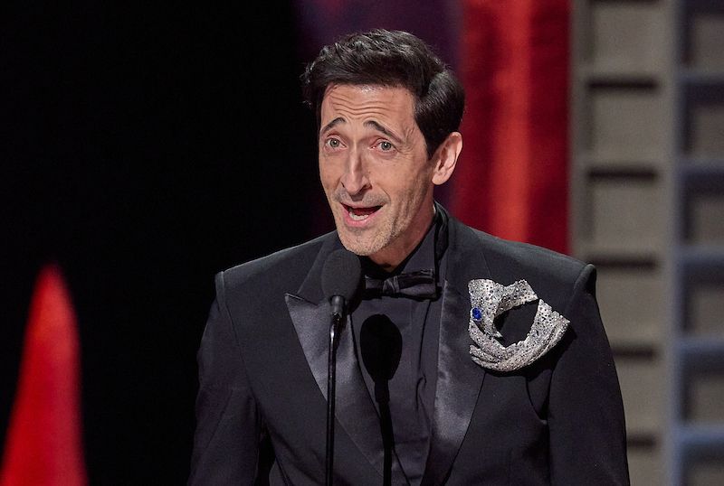 Adrien Brody presents the Oscar
