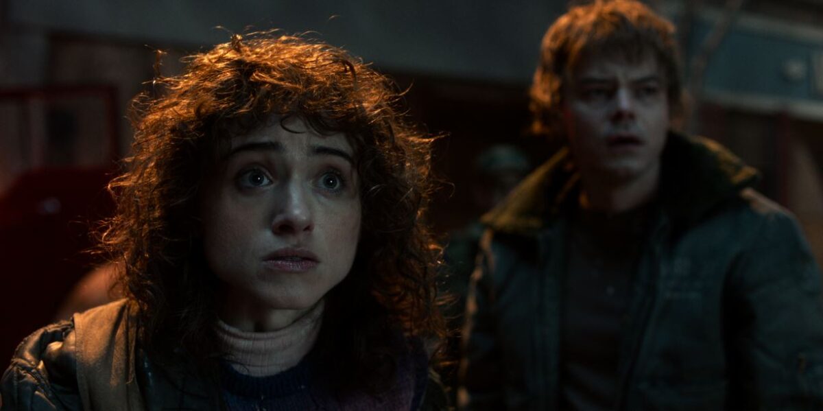 Natalia Dyer jako Nancy Wheeler a Charlie Heaton jako Jonathan Byers v páté řadě Stranger Things.