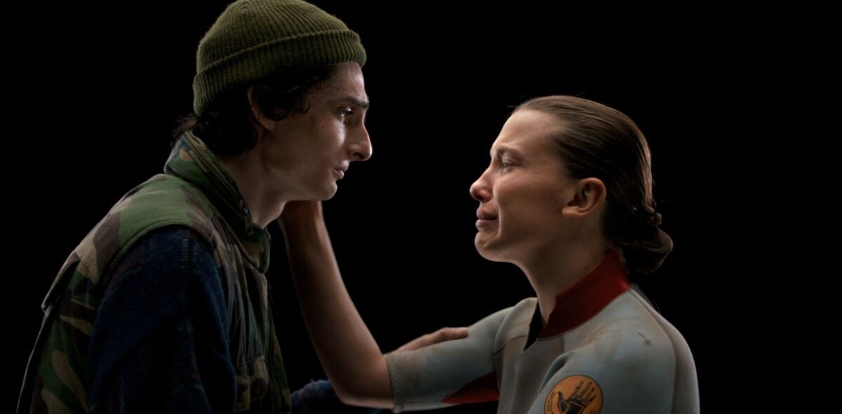 Finn Wolfhard jako Mike Wheeler a Millie Bobby Brown jako Eleven v páté řadě Stranger Things.