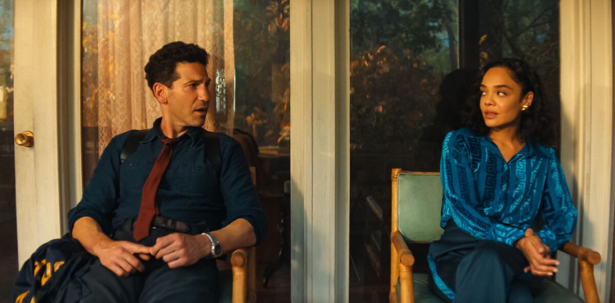 Jon Bernthal jako detektiv Jack Harper a Tessa Thompson jako Anna v seriálu Jeho a její.