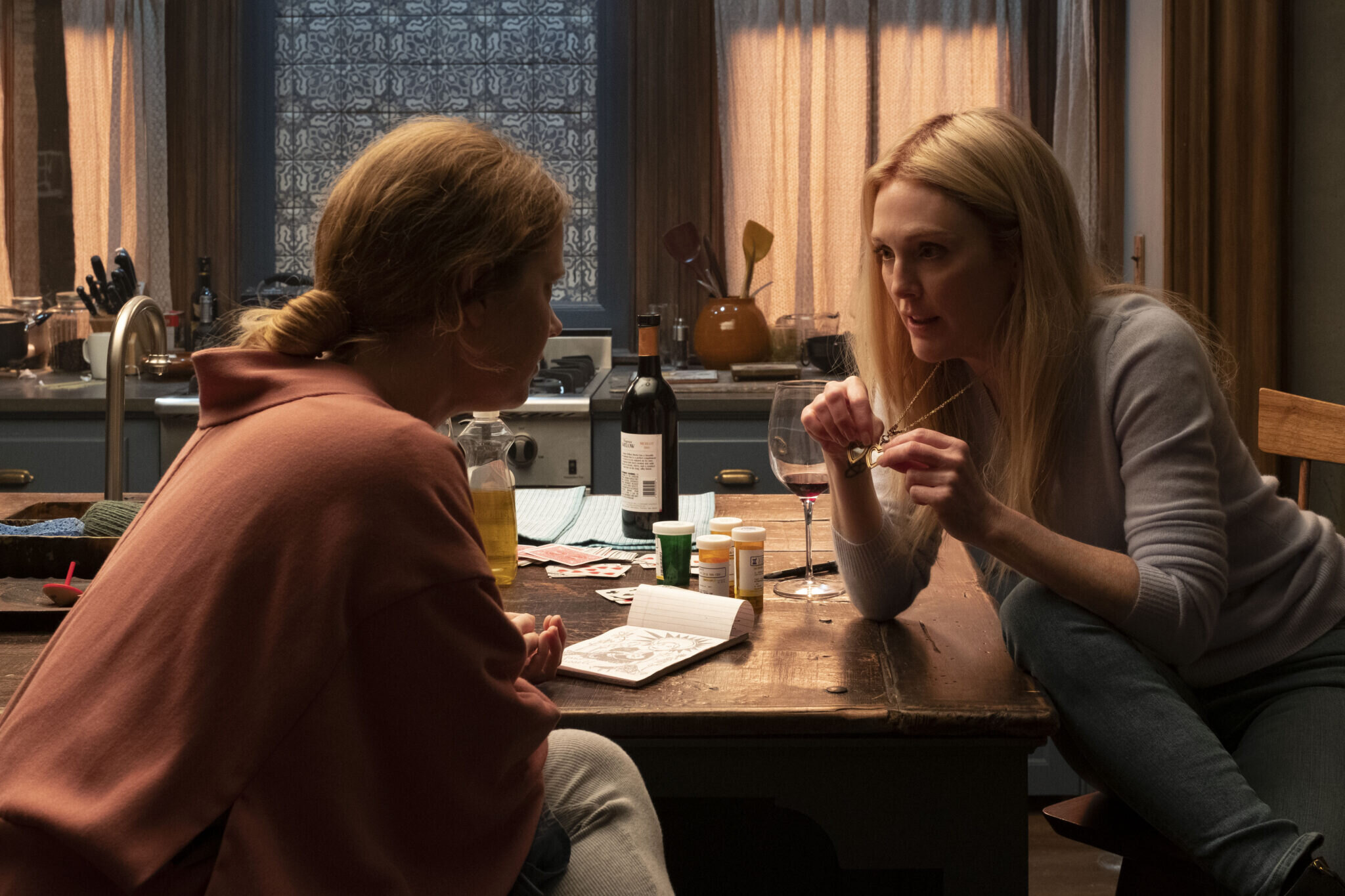 Na Netflix přichází mysteriózní snímek Žena v okně, natočený podle populárního bestselleru A. J. Finna