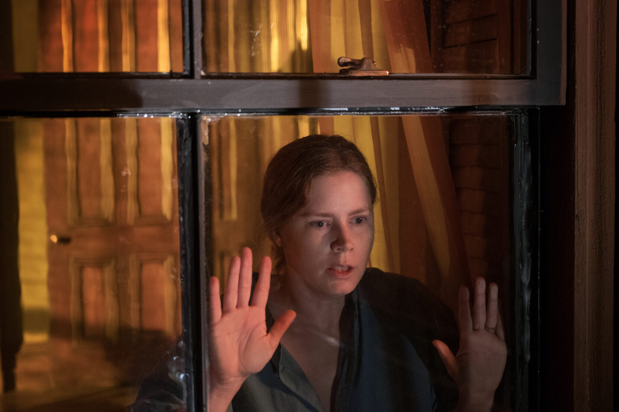 Na Netflix přichází mysteriózní snímek Žena v okně, natočený podle populárního bestselleru A. J. Finna