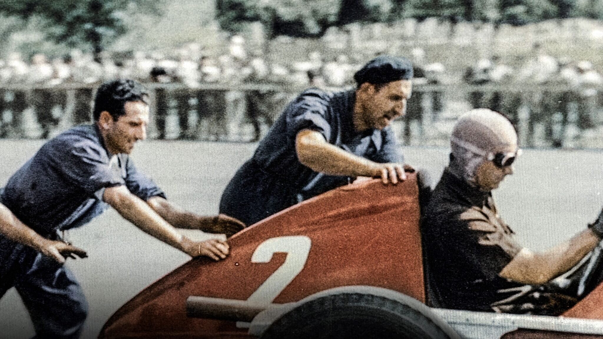 Ve formuli začal závodit až v letech, kdy jiní končí s kariérou. Juan Manuel Fangia byl nepřekonatelnou legendou