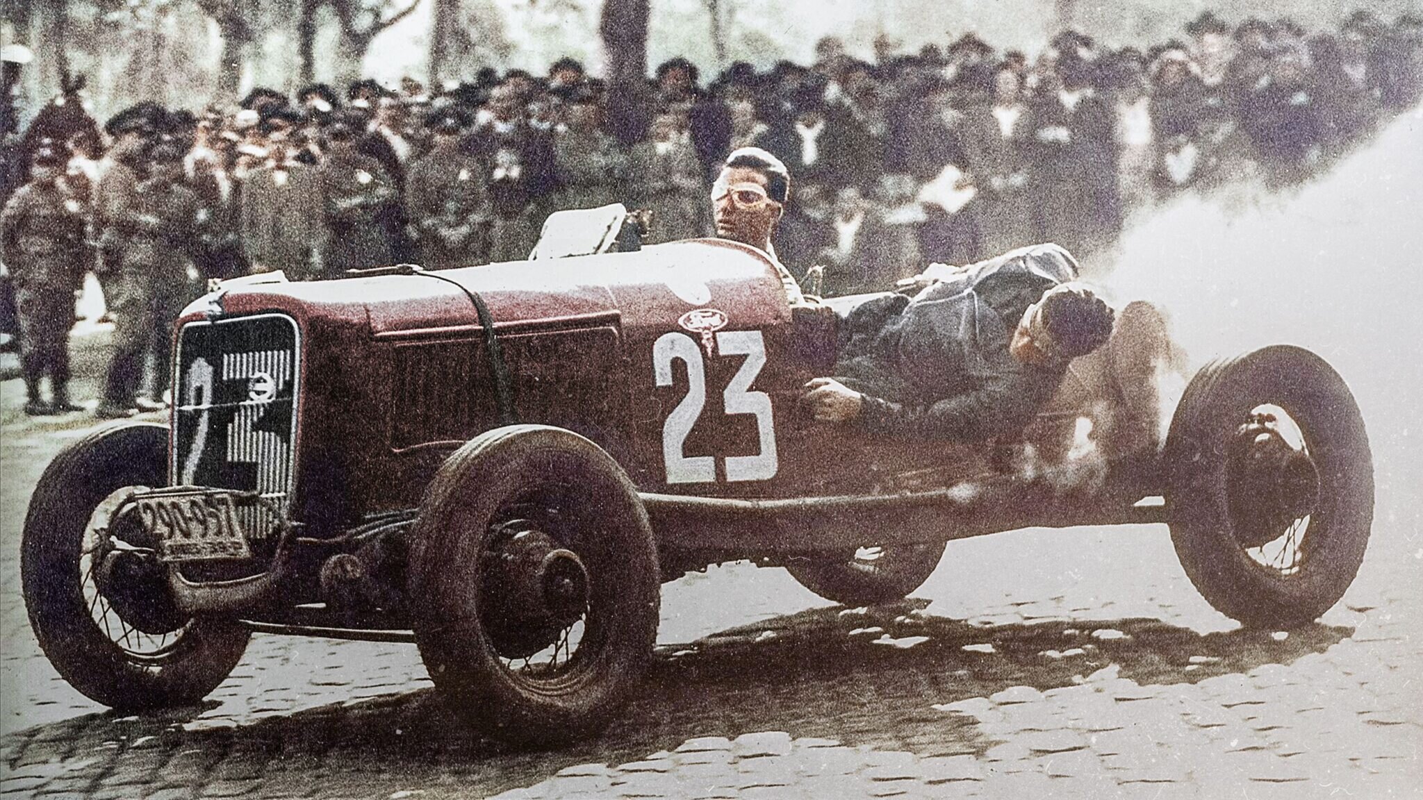 Ve formuli začal závodit až v letech, kdy jiní končí s kariérou. Juan Manuel Fangia byl nepřekonatelnou legendou