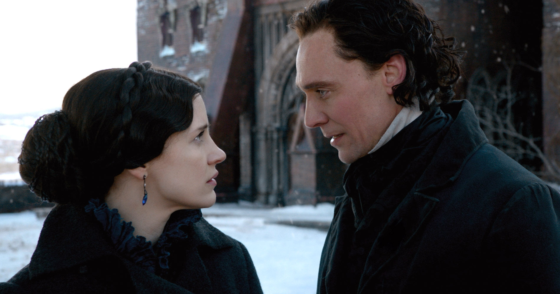Tom Hiddleston v hororové romanci Purpurový vrch: Thomas Sharpe rozhodně není viktoriánský Loki