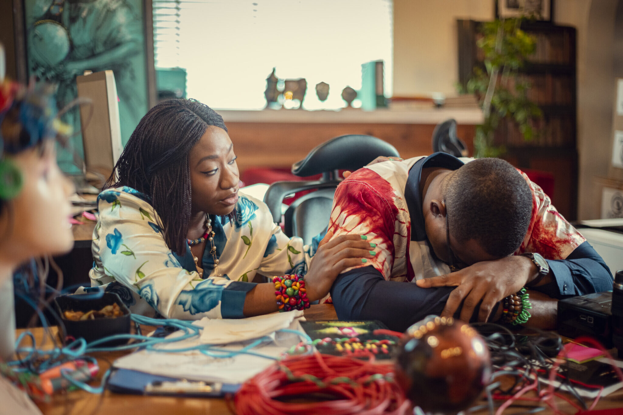 První nigerijský vánoční film na Netflixu líčí strasti tří bratrů, kteří slíbili mámě, že si do Vánoc najdou nevěsty