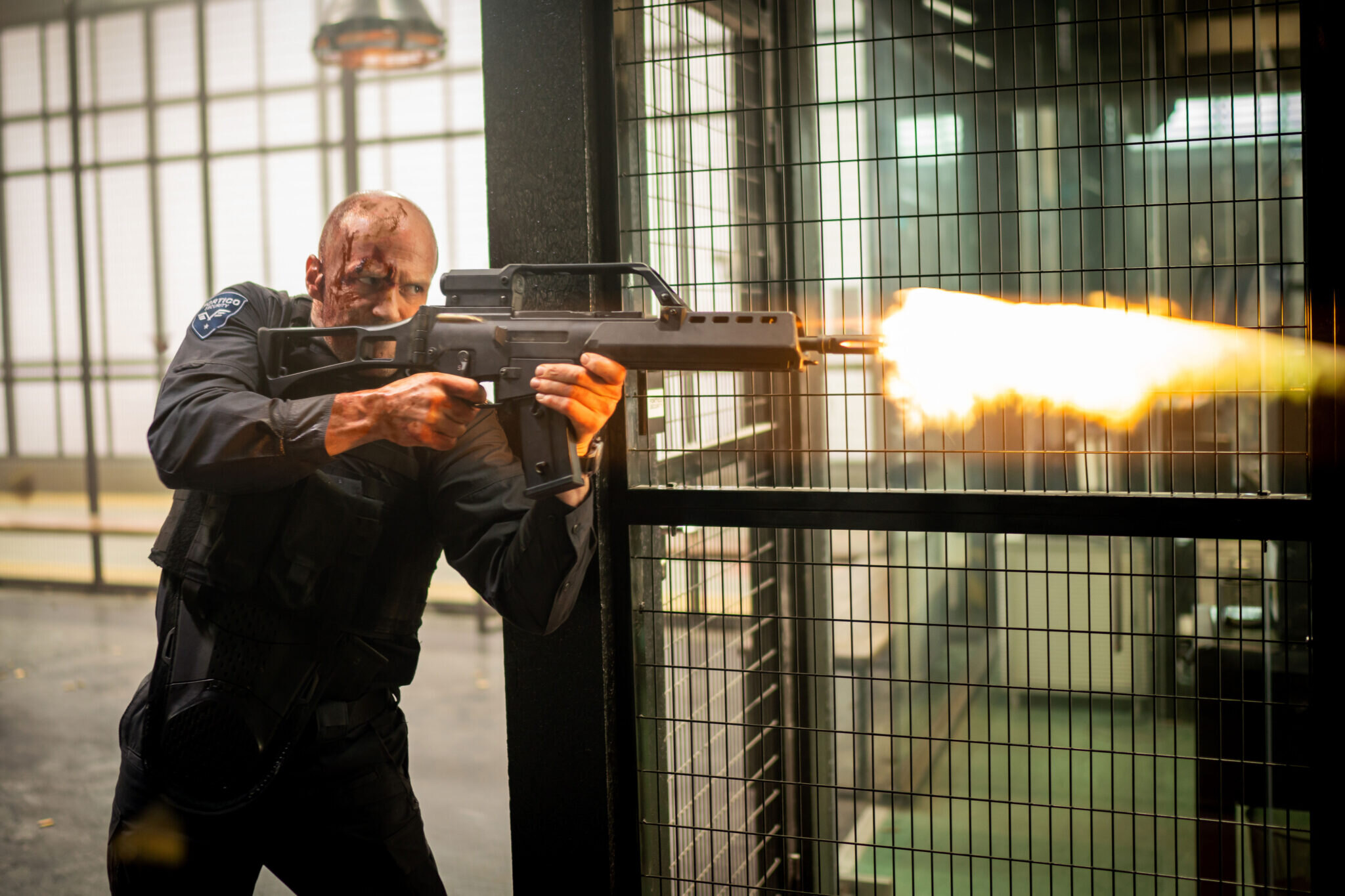 Guy Ritchie a Jason Statham se znovu sešli v poutavém thrilleru. Nejpřekvapivější akčňák loňského roku míří na Netflix
