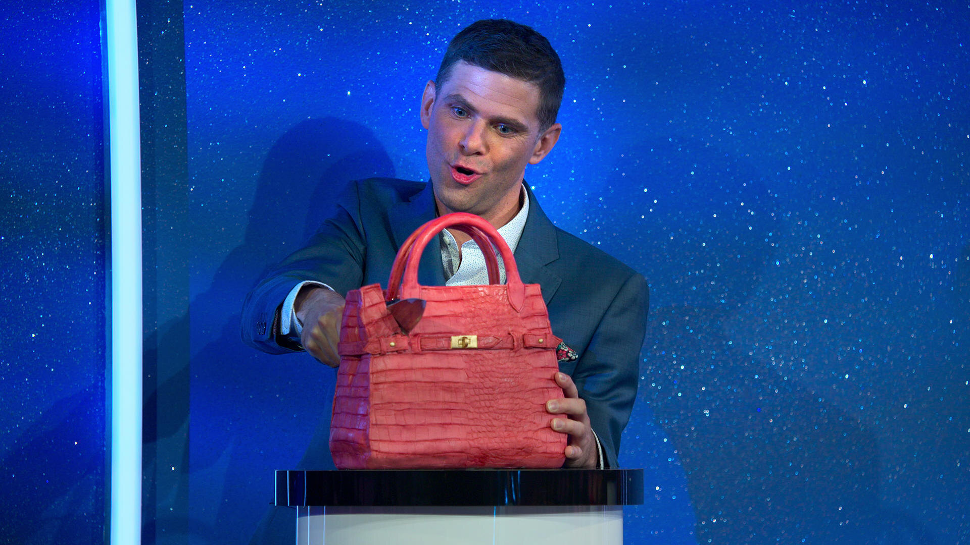 Cukráři vytvářejí realistické dorty, které jen těžko rozeznáte od běžných předmětů. Už brzy v nové show
