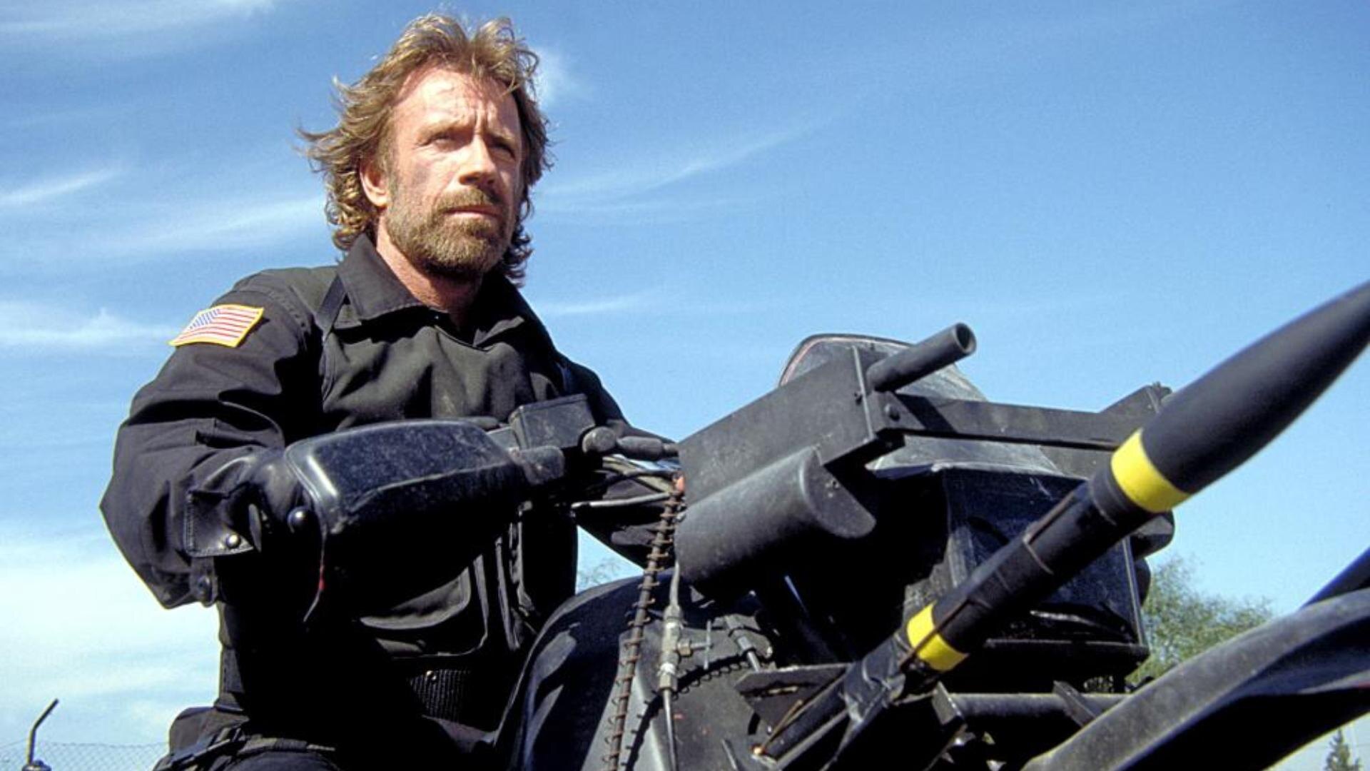 Muž nekonečných schopností Chuck Norris slaví narozeniny.  Od fanoušků schytal kritiku za kontroverzní názory