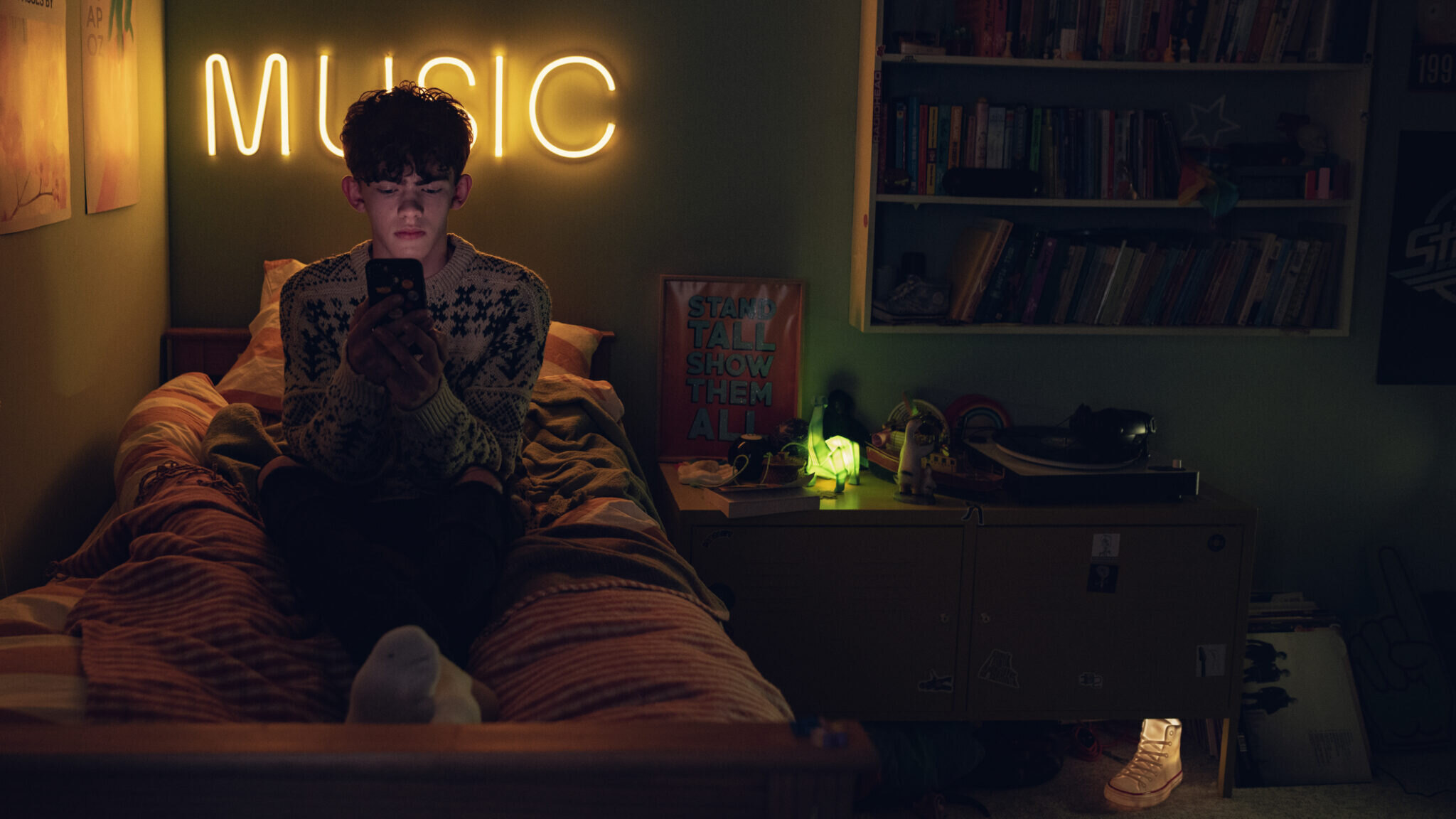 Srdcerváči: Úspěšný román Alice Oseman dostal homosexuální středoškoláky Nicka a Charlieho až na Netflix