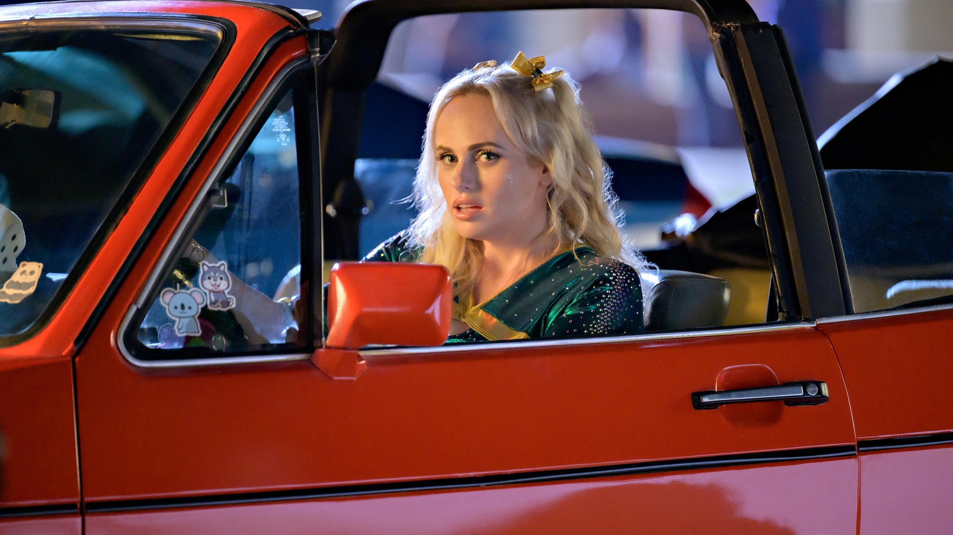 Rebel Wilson se po 20 letech probudila z kómatu a vrací se ovládnout střední školu