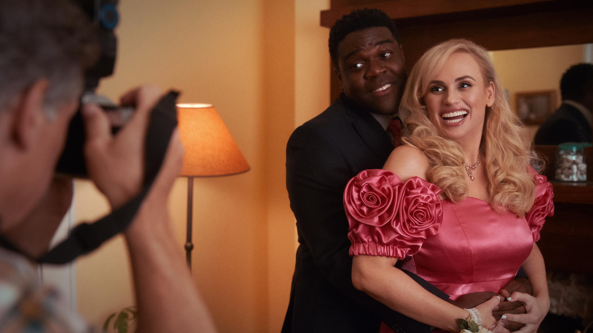 Rebel Wilson se po 20 letech probudila z kómatu a vrací se ovládnout střední školu