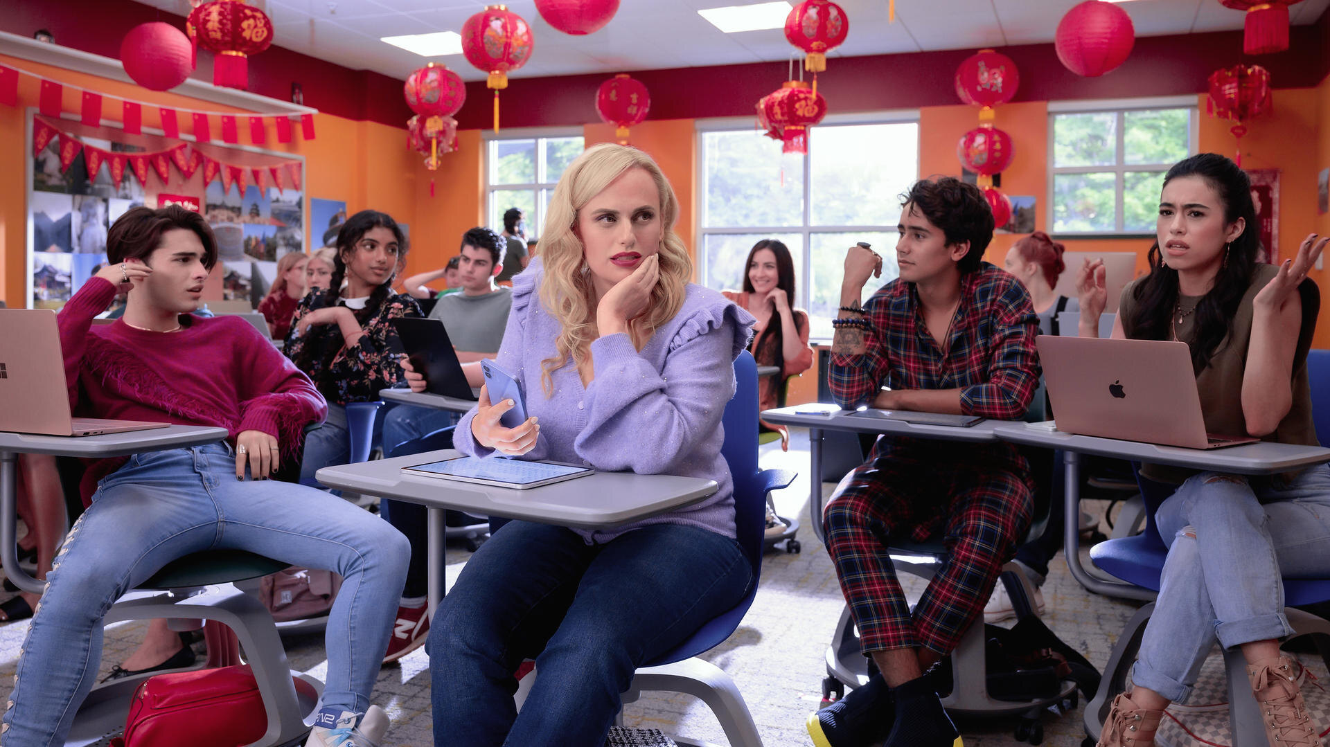 Rebel Wilson se po 20 letech probudila z kómatu a vrací se ovládnout střední školu
