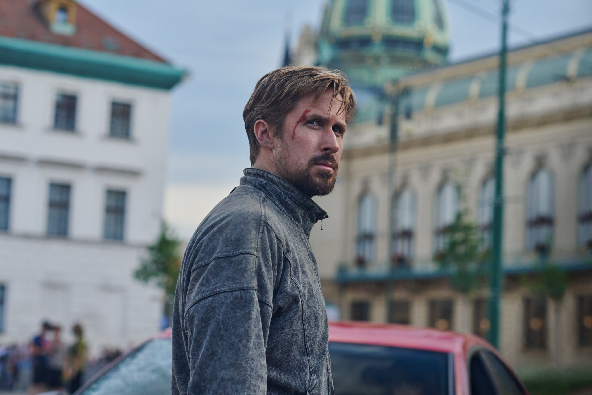 Trailer pro nejdražší film Netflixu natočený v Praze je tady. Evans a Gosling v něm ničí naše hlavní město